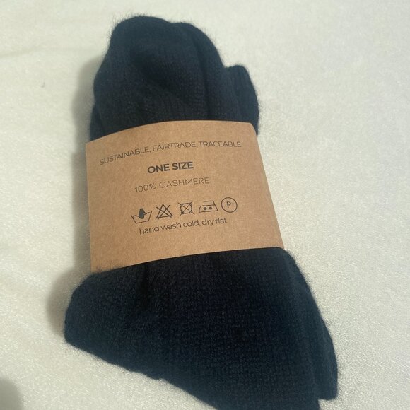 Karen Thomas Cable Knit Cashmere Socks, One size - Picture 3 of 3